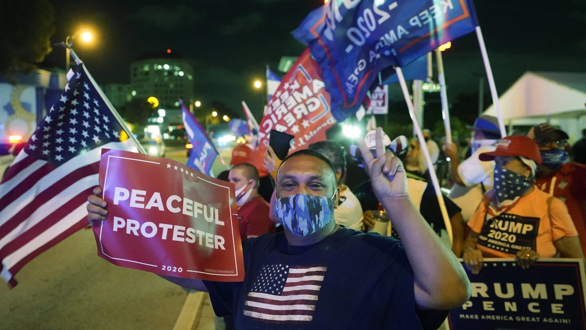 Simpatizantes de Donald Trump celebran su victoria en el Café Versailles de Miami