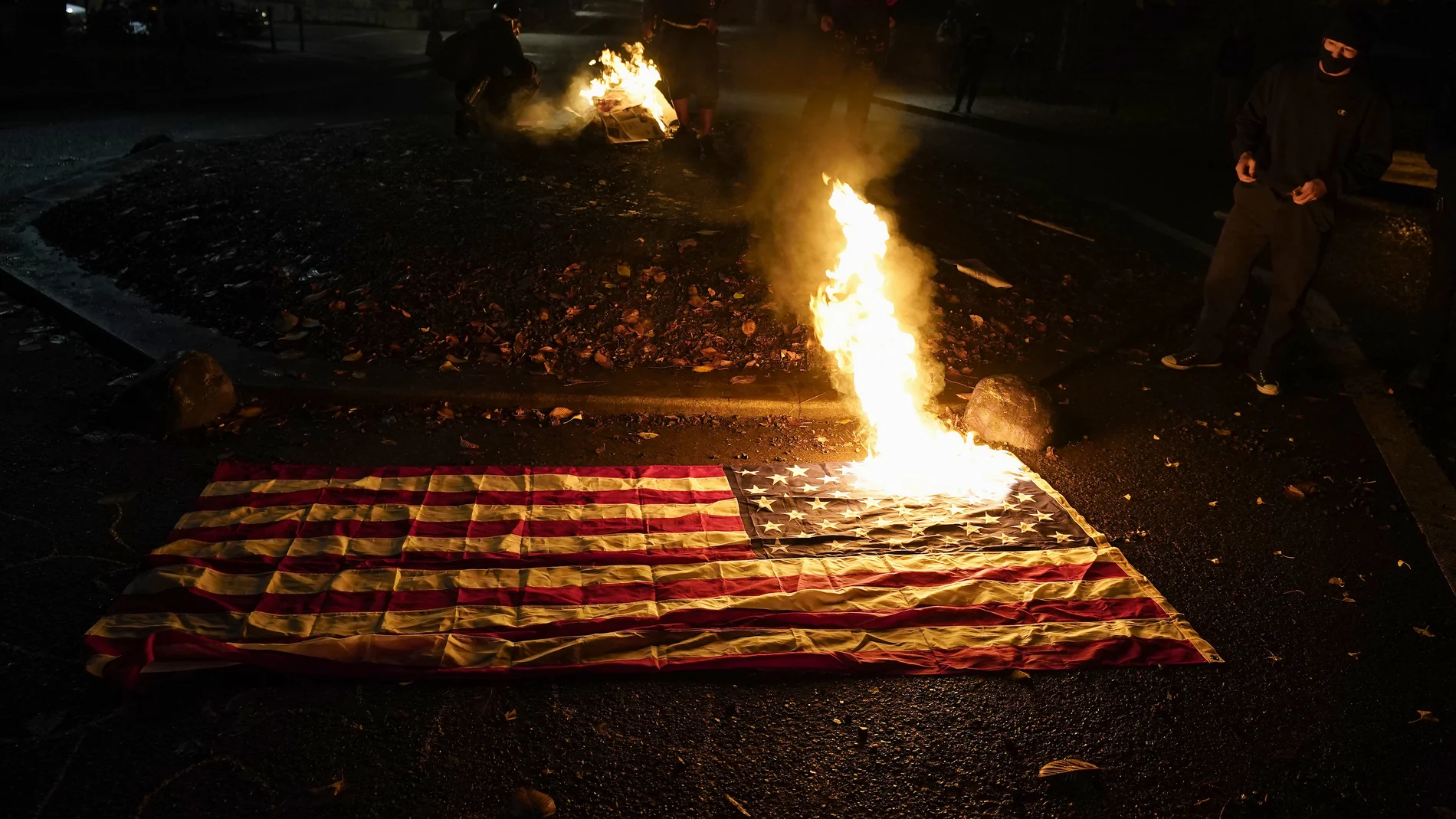 Varias personas queman la bandera de EE UU frente al Palacio de Justicia de Portland, en Oregón