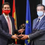 Javier Ignacio Muñoz, del Centro de Investigación del Cáncer de Salamanca, galardonado por contribuir al conocimiento en el ámbito de la Inmunología, recibe el premio de manos de Luis Álvarez Vallina