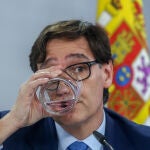El ministro de Sanidad, Salvador Illa, bebe agua durante una rueda de prensa tras la celebración del Consejo Interterritorial en el Complejo de Moncloa, en Madrid, (España), el pasado 4 de noviembre de 2020.