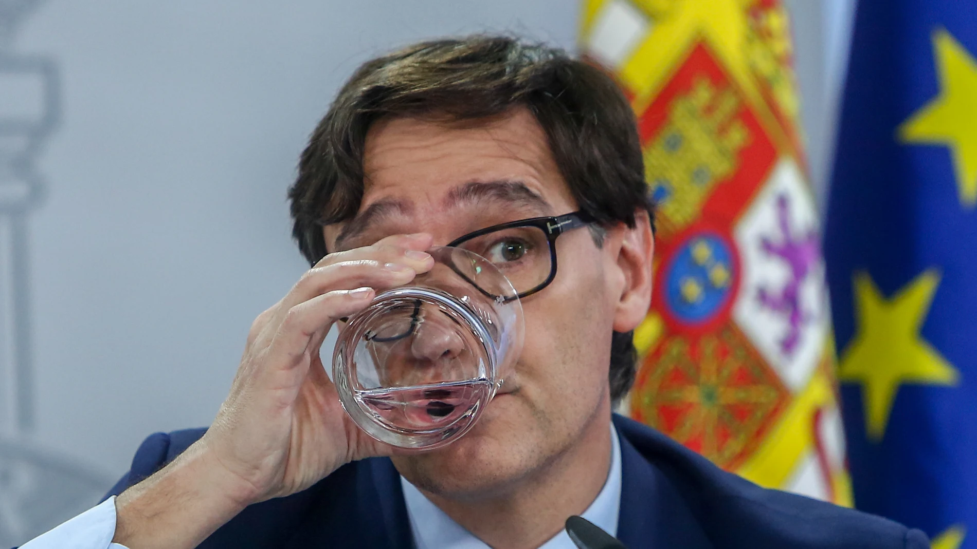 El ministro de Sanidad, Salvador Illa, bebe agua durante una rueda de prensa tras la celebración del Consejo Interterritorial en el Complejo de Moncloa, en Madrid, (España), el pasado 4 de noviembre de 2020.