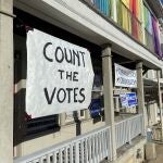 Un cartel en el que se puede leer "contad los votos", en el porche de la base del Partido Demócrata en el condado de Fulton