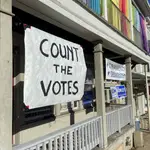 Un cartel en el que se puede leer &quot;contad los votos&quot;, en el porche de la base del Partido Demócrata en el condado de Fulton