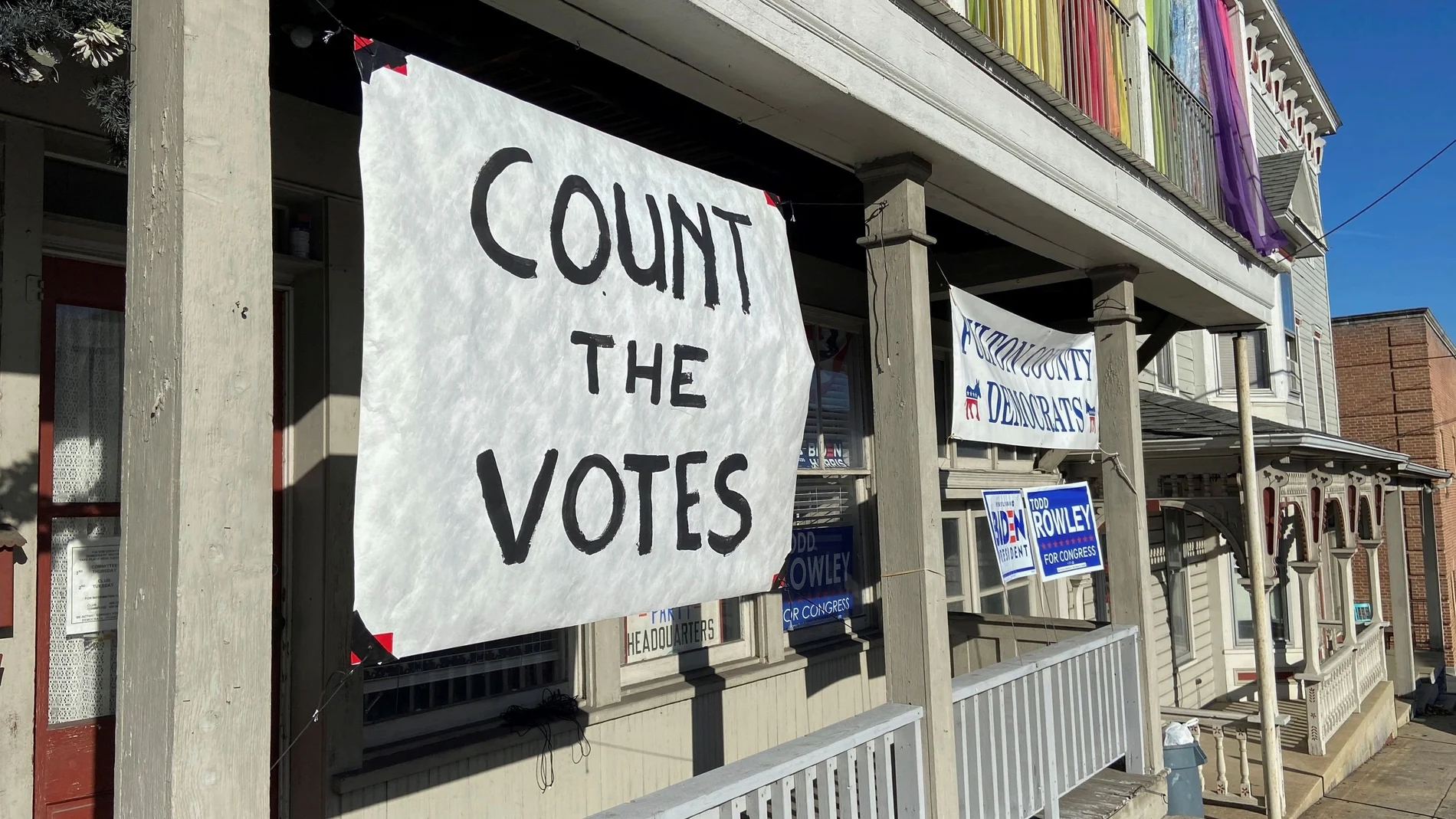 Un cartel en el que se puede leer "contad los votos", en el porche de la base del Partido Demócrata en el condado de Fulton