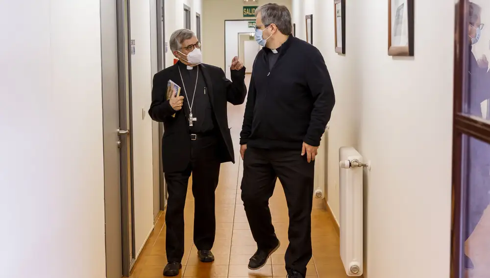 El obispo de Segovia, César Franco (I), junto al secretario de Medios de Comunicación Social, Juan Cruz Arnanz (D), a su llegada a la rueda de prensa