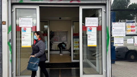 Una mujer sale de una oficina de empleo