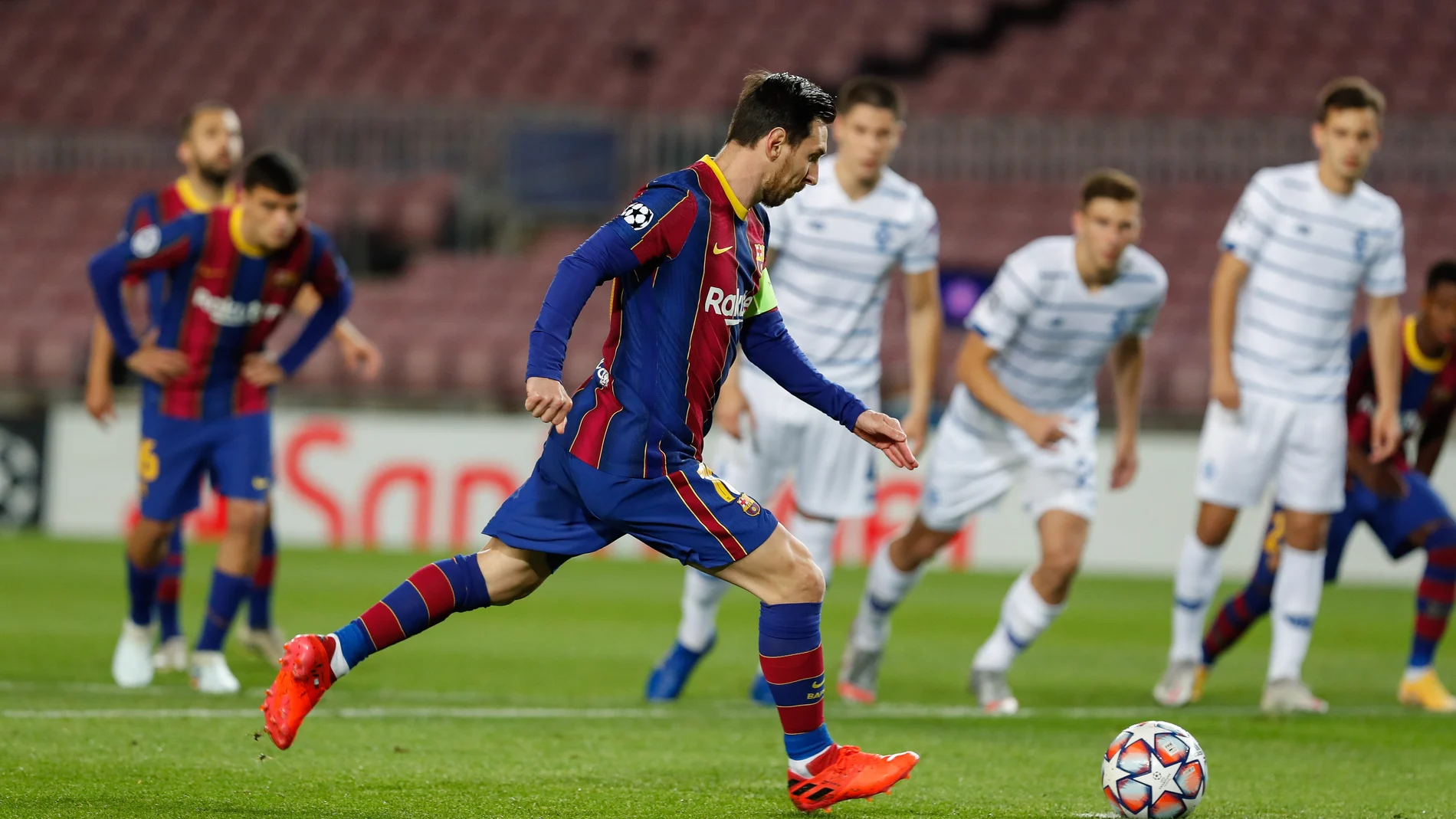 Leo Messi en el momento de lanzar el penalti contra el Dinamo de Kiev.