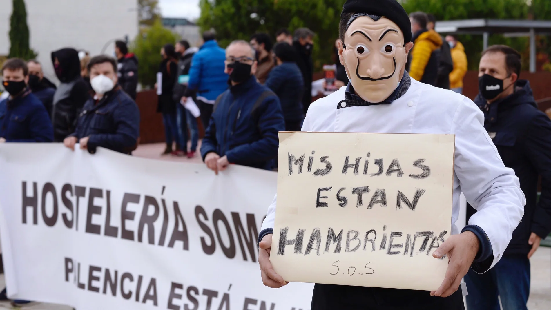 Un cocinero sostiene una pancarta con el lema ”Mis hijas están hambrientas en una de las concentraciones realizadas en esta pandemia