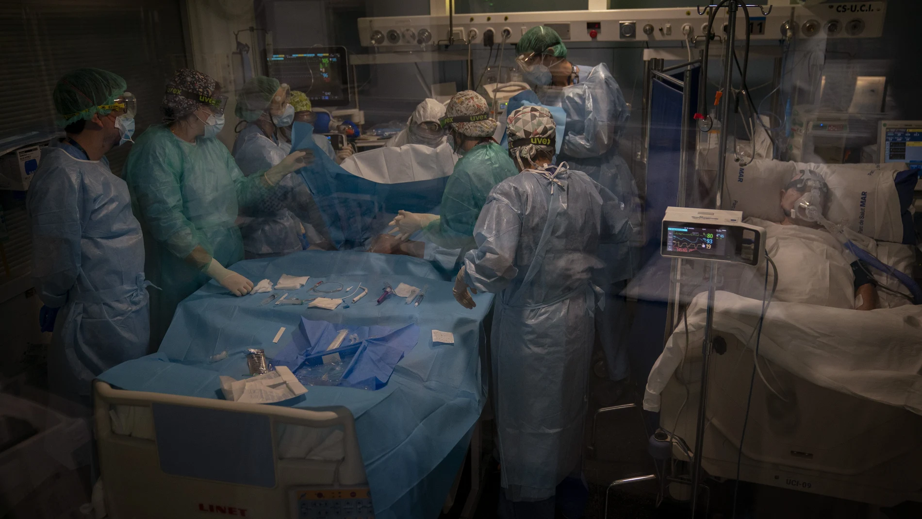 Los sanitarios atienden a un paciente en la Unidad de Cuidados Intensivos del Hospital del Mar, en Barcelona