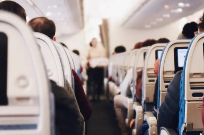 Una auxiliar de vuelo explica por qué nunca hay que quitarse los zapatos en un avión