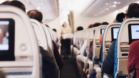 Pasajeros a bordo de un avión