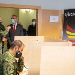 El delegado del Gobierno en Castilla y León, Javier Izquierdo, acompañado del subdelegado del Gobierno en Valladolid, Emilio Álvarez Villazán, visita las instalaciones donde trabajan, en el marco de la Operación Baluarte, los rastreadores del Ejército de la Unidad de Vigilancia Epidemiológica de la Base El Empecinado