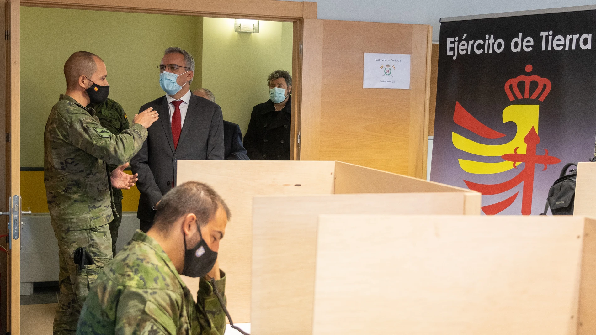 El delegado del Gobierno en Castilla y León, Javier Izquierdo, acompañado del subdelegado del Gobierno en Valladolid, Emilio Álvarez Villazán, visita las instalaciones donde trabajan, en el marco de la Operación Baluarte, los rastreadores del Ejército de la Unidad de Vigilancia Epidemiológica de la Base El Empecinado