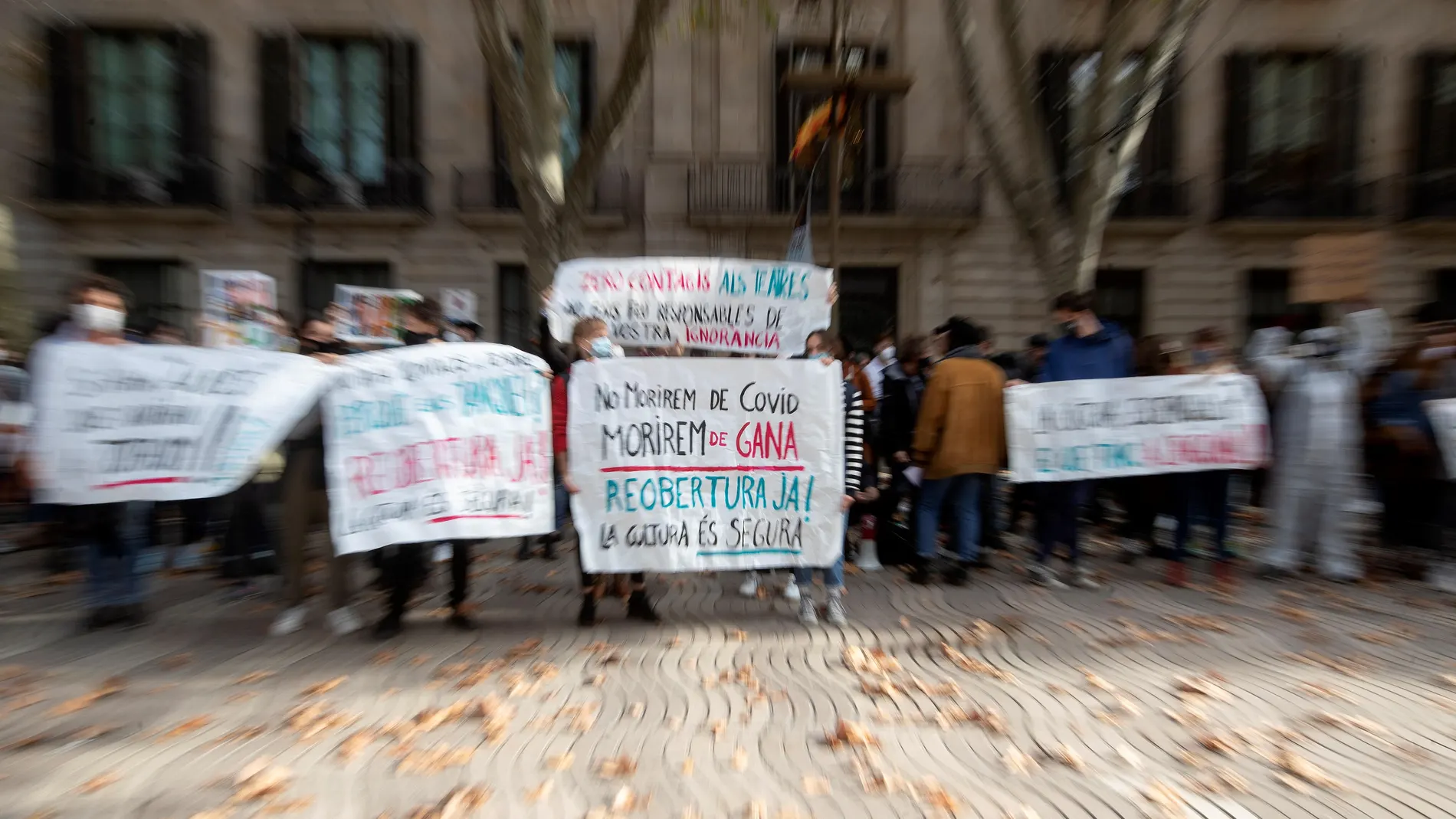 El sector de los técnicos y músicos trabajadores en el ámbito de la cultura se han manifestado esta mañana ante el departamento de Cultura para protestar por la situación crítica en su sector, este jueves, cuando la consellera de Cultura, Àngels Ponsa, detalla el paquete global de ayudas aprobadas por el gobierno catalán en su reunión de esta semana para paliar los efectos de la crisis generada por la pandemia en el sector cultural. EFE/Marta Pérez.