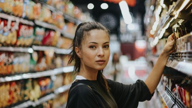 En la imagen, una mujer en el supermercado | Fuente: Joshua Rawson