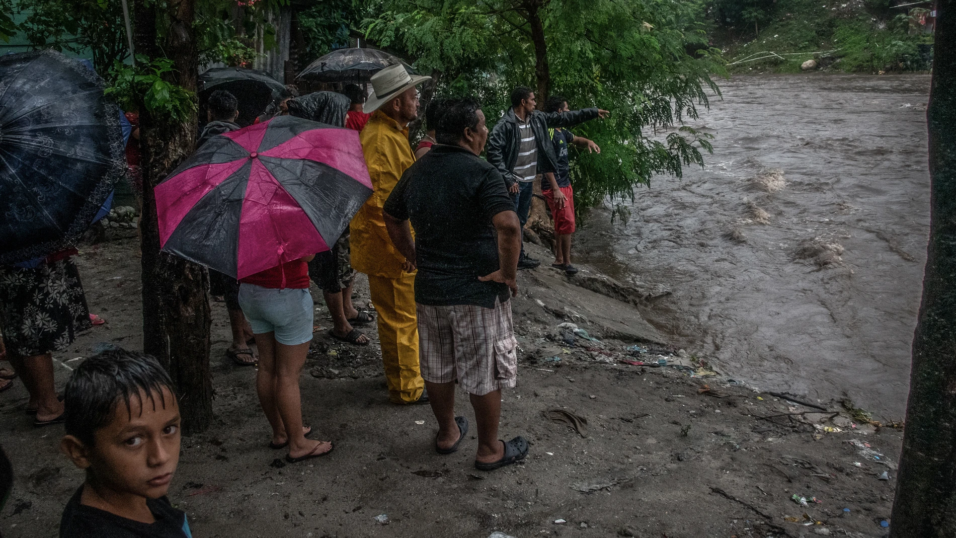 04 November 2020, Honduras, San Pedro Sula: Residents of a shanty village on the Rio Blanco riverbanks watch the overflowing water after the winds and rains brought by the category 4 Hurricane Eta. Photo: Seth Sidney Berry/SOPA Images via ZUMA Wire/dpaSeth Sidney Berry/SOPA Images vi / DPA04/11/2020 ONLY FOR USE IN SPAIN