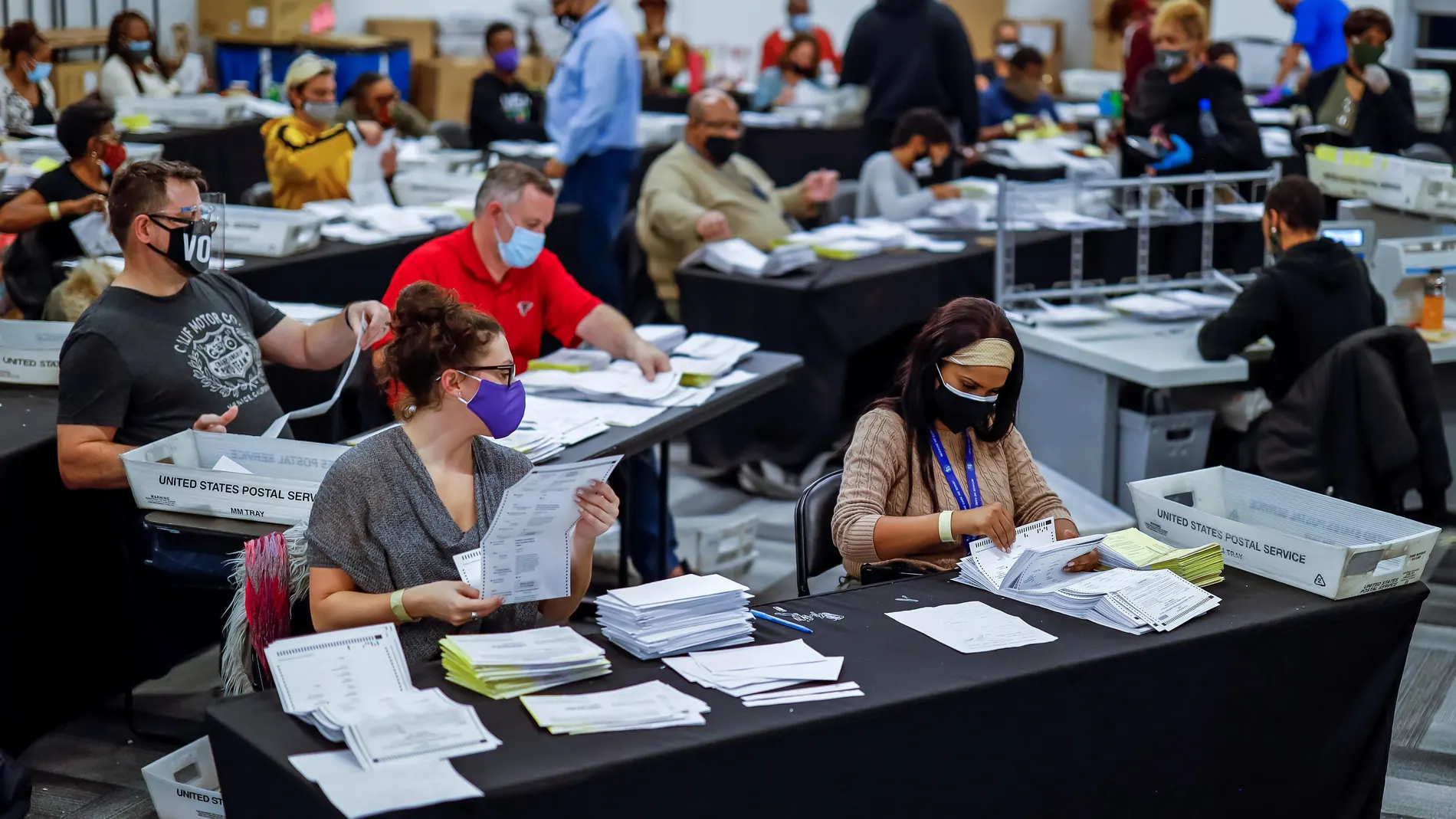 Las papeletas de voto ausente son procesadas y verificadas por el Departamento de Elecciones y Registro del Condado de Fulton en el State Farm Arena de Atlanta, Georgia.