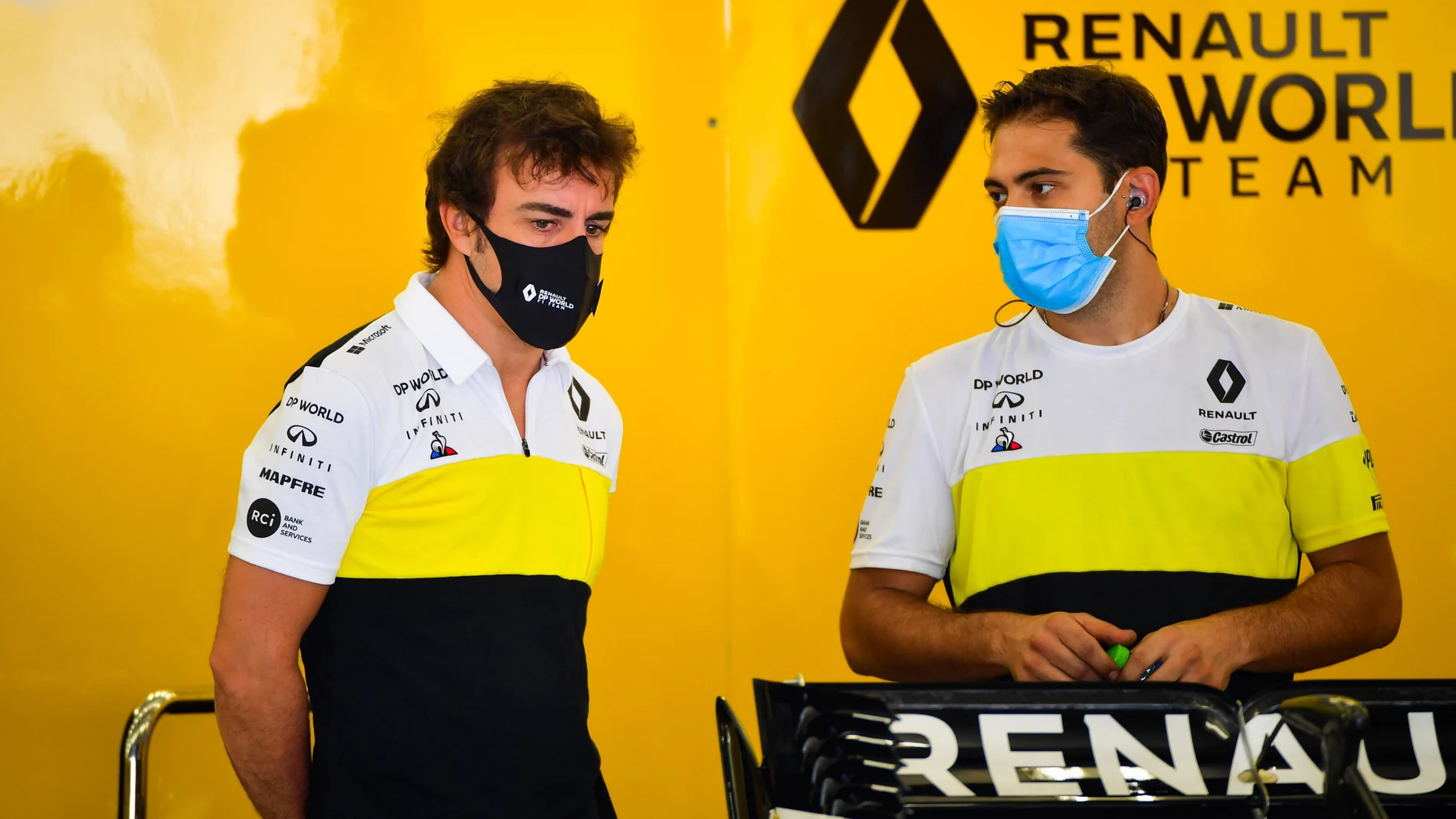 Fernando Alonso en Bahrain, con Renault