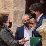 La portavoz de Adelante Andalucía, Inmaculada Nieto (i) conversa con el vicepresidente de la Junta, Juan Marín (d)