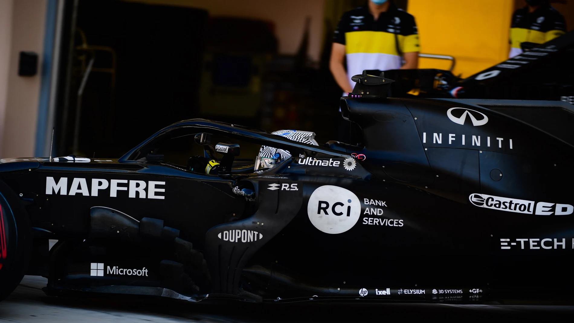 Fernando Alonso exprime el circuito de Baréin con el Renault RS18