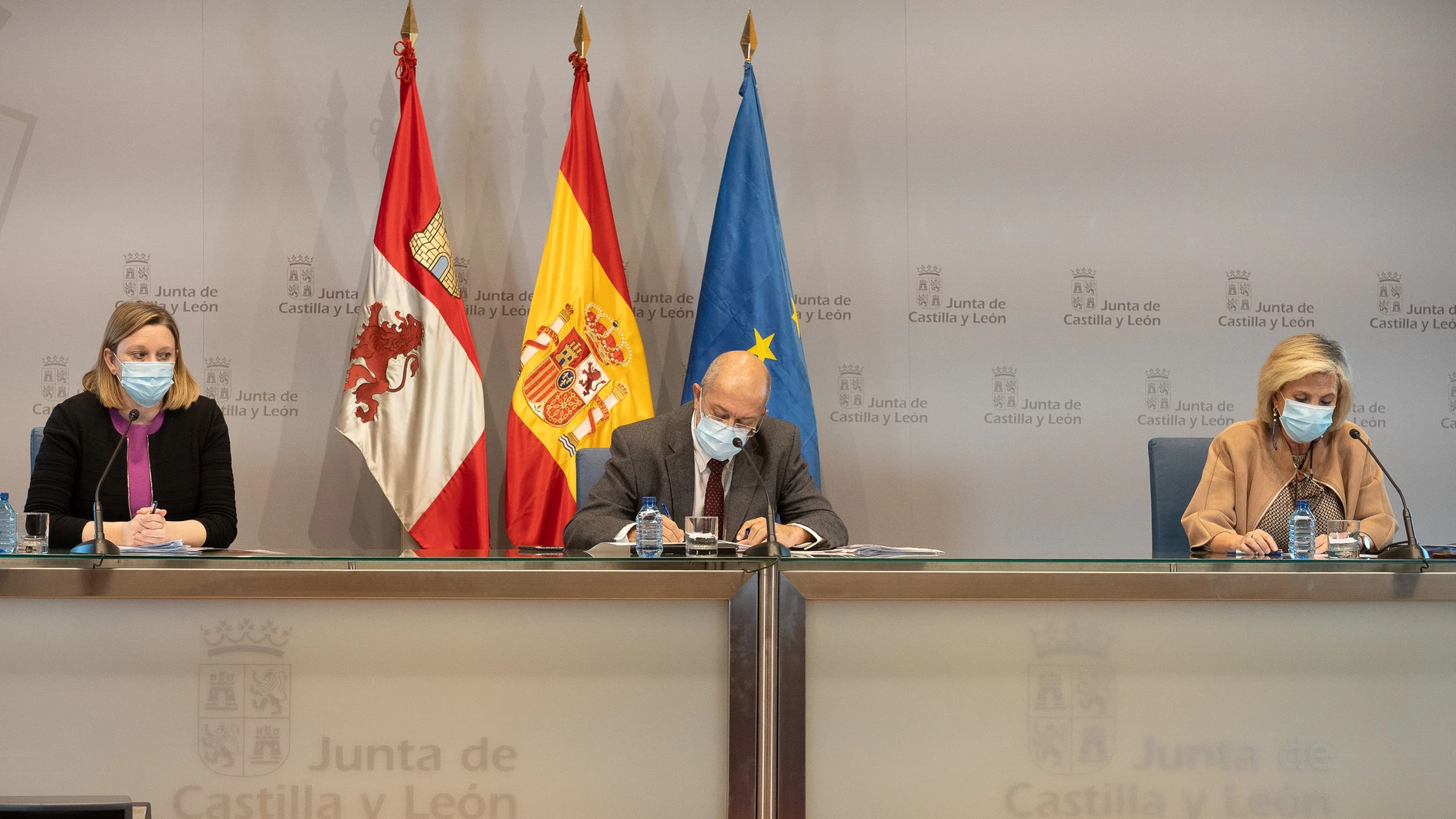 Rueda de prensa posterior a la reunión del Consejo de Gobierno. En la imagen (I a D), la consejera de Familia e Igualdad de Oportunidades, Isabel Blanco, el vicepresidente, portavoz y consejero de Transparencia, Ordenación del Territorio y Acción Exterior, Francisco Igea, y la consejera de Sanidad, Veronica Casado