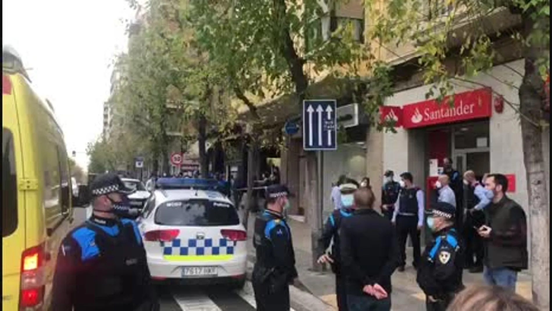 La Policía Local de Lleida, en la oficina bancaria