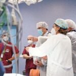 El presidente de la Junta, Juanma Moreno, en el Hospital Universitario de Puerto Real