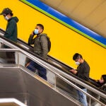 Reportaje en el Metro sobre el uso del movil en llamadas y el hablar que según un informe provoca un alto riesgo de contagio del Coronavirus.