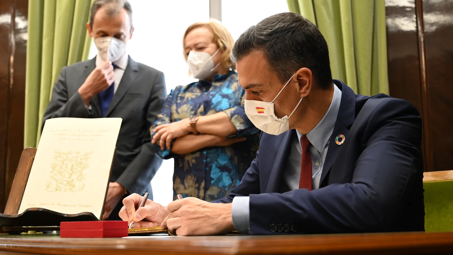 El presidente del Gobierno, Pedro Sánchez, firma durante su visita programada al Consejo Superior de Investigaciones Científicas