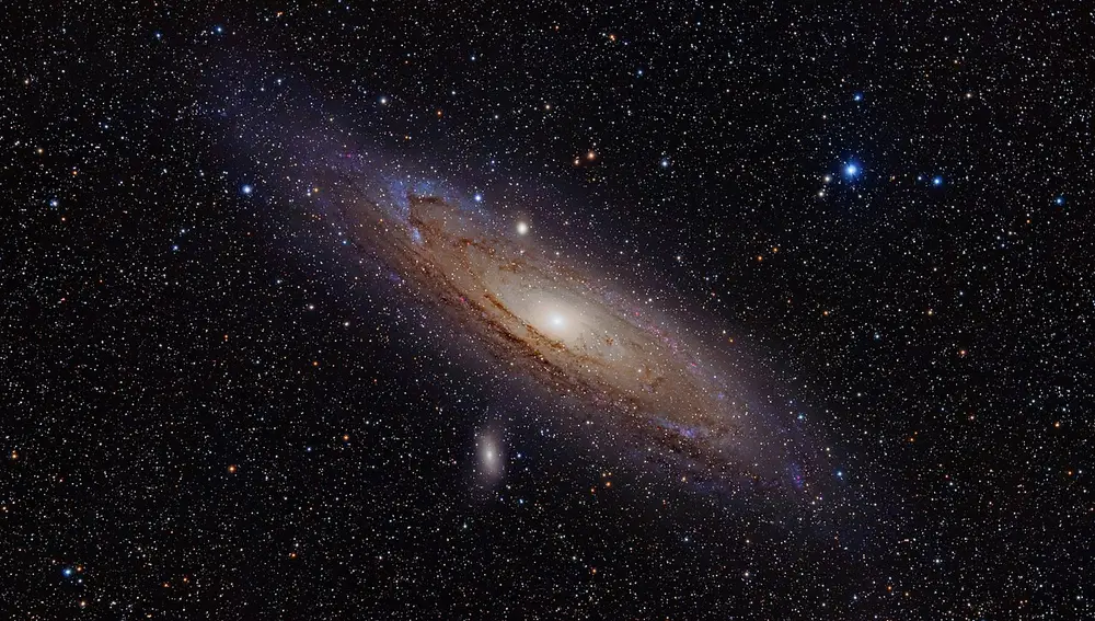 La Galaxia de Andrómeda tal y como era hace dos millones y medio de años, que es como la vemos ahora mismo desde la Tierra. Cualquier cosa que esté ocurriendo en ella en este instante al que llamamos “ahora mismo” no podrá afectarnos hasta dentro de dos millones y medio de años.