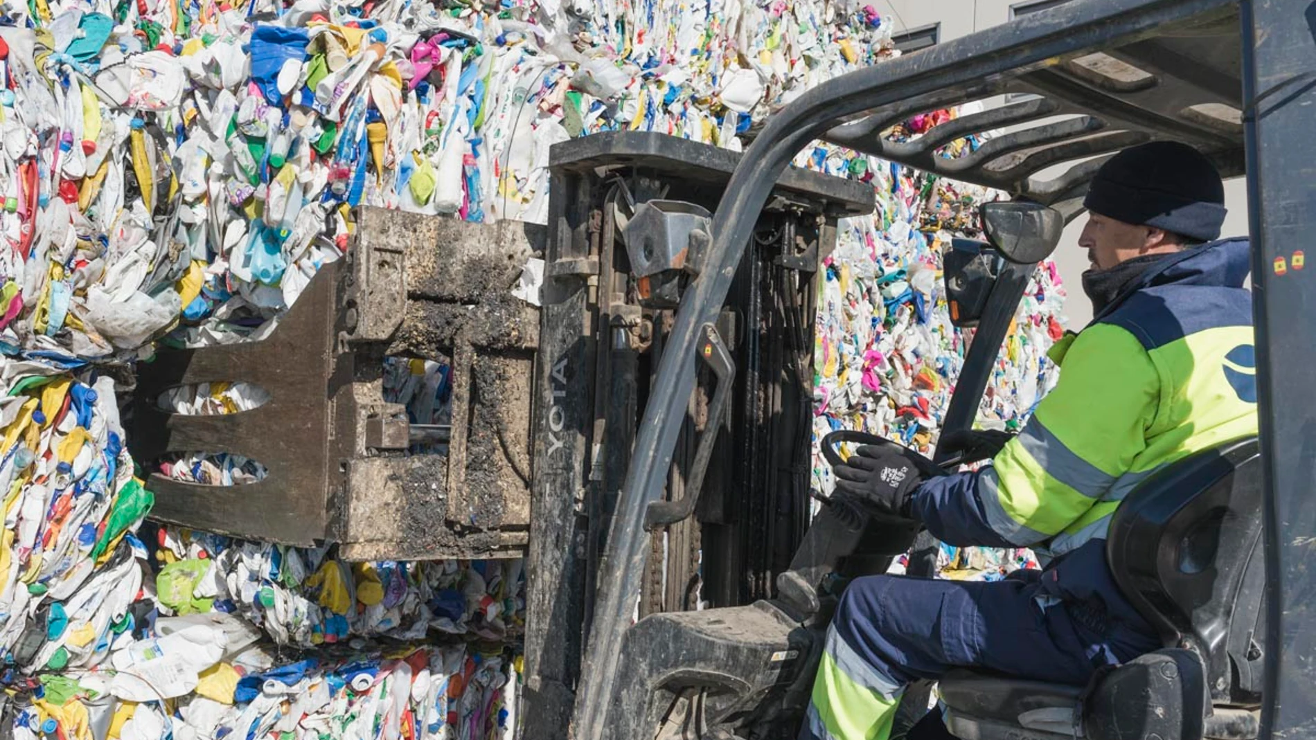 Un operario de Reciclados la Red desprende el plástico para reciclar