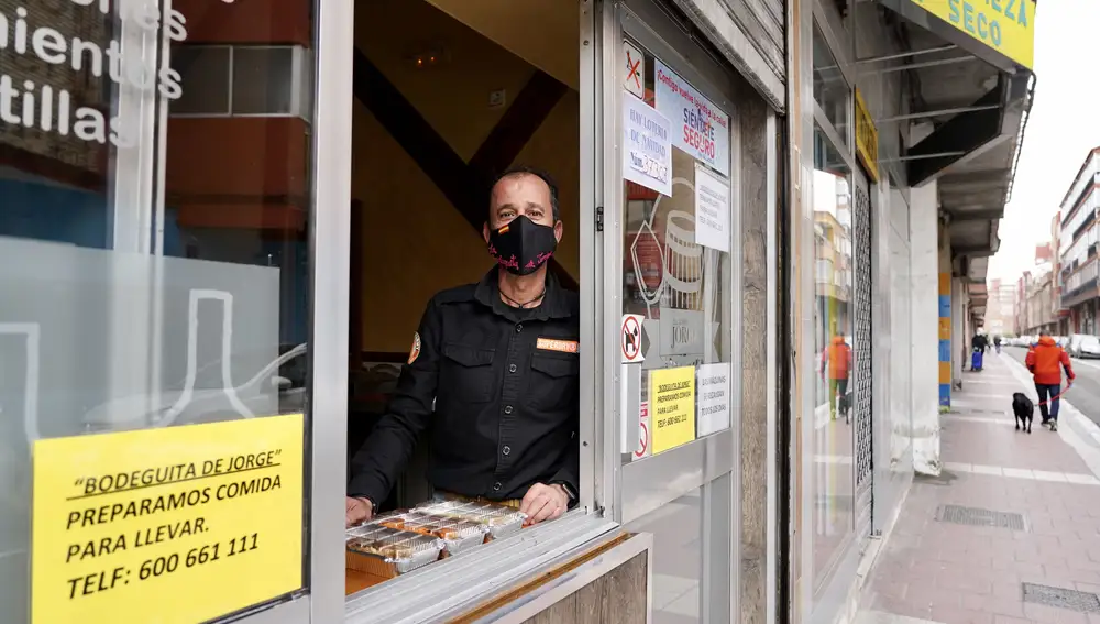 El propietario de “La bodeguita de Jorge” en el barrio de Pajarillos comienza el servicio de comida para llevar tras el cierre de la hostelería