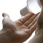 Persona limpiándose las manos con gel hidroalcohólico