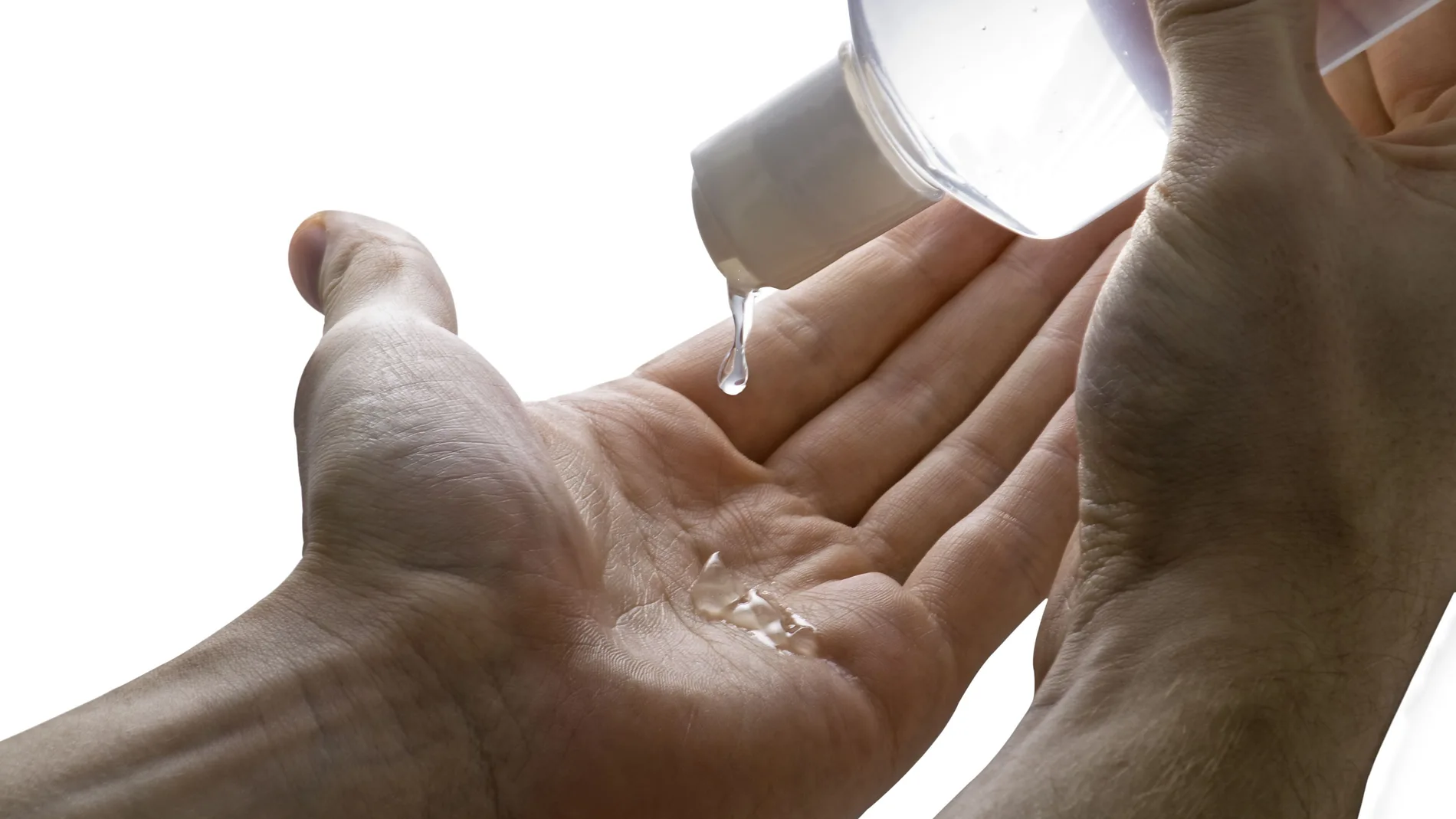 Persona limpiándose las manos con gel hidroalcohólico