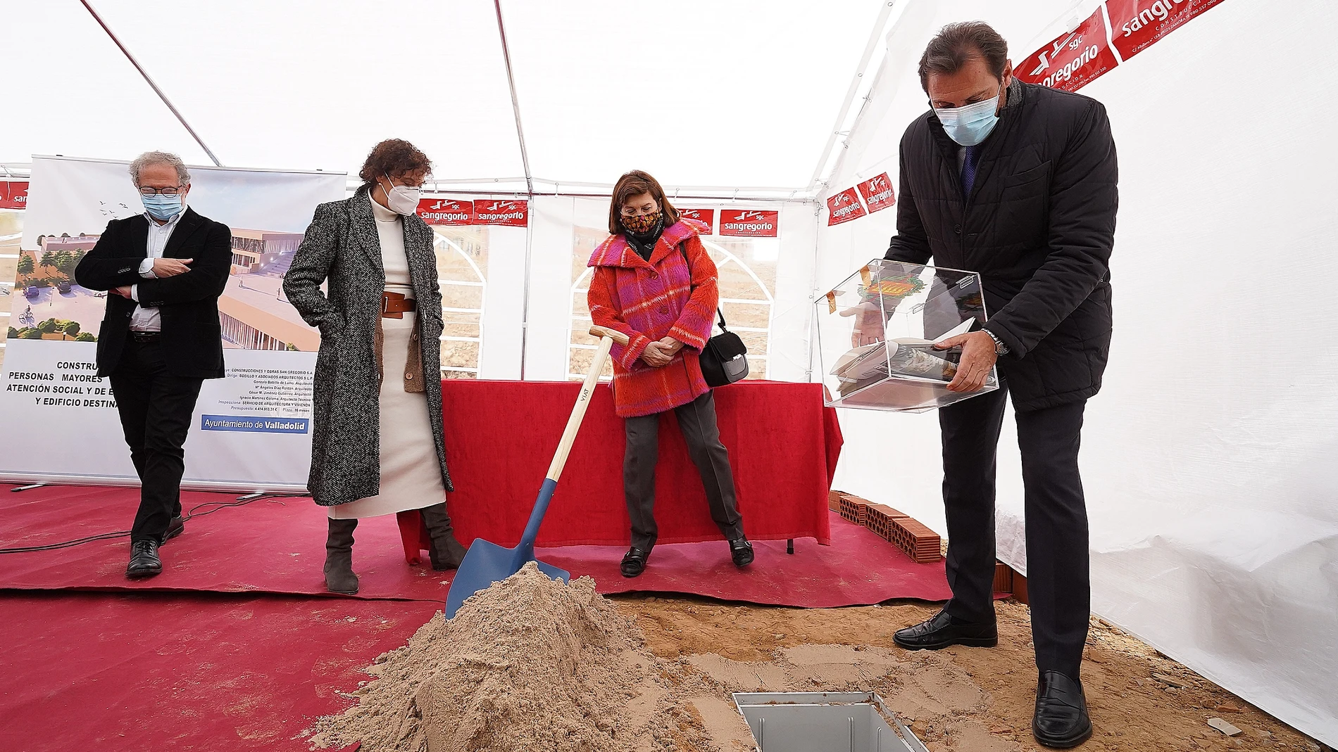 El alcalde de Valladolid, Óscar Puente, coloca la primera piedra del centro de mayores de Parquesol
