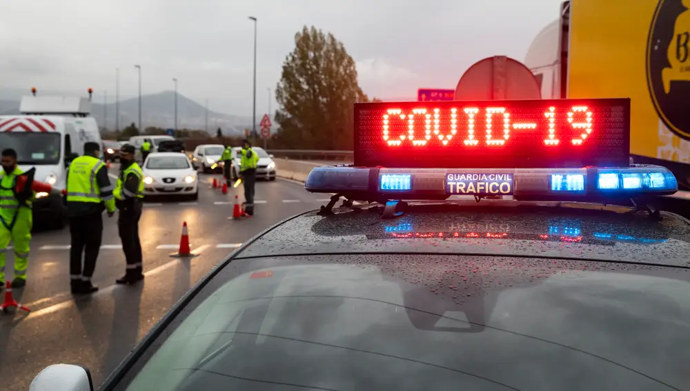 Imagen de un control de la Guardia Civil en el desvío hacia Guadarrama El escorial, en el día que se imponen nuevas medidas de control desde la Comunidad de Madrid.