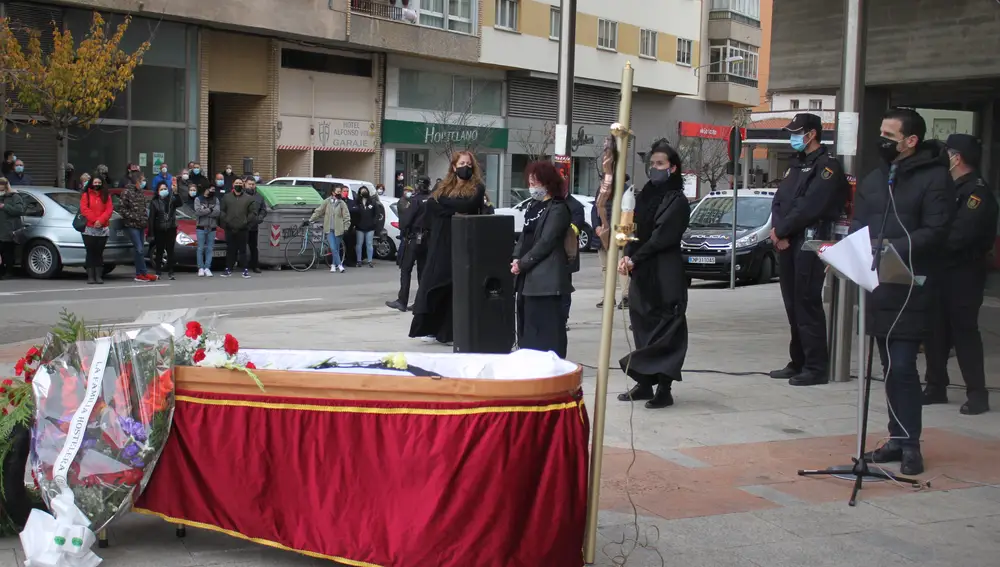 Un ataúd representa la muerte de la hostelería soriana ante la sede de la Junta en Soria.EUROPA PRESS (Foto de ARCHIVO)05/08/2018