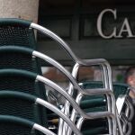 VALLADOLID, 06/11/2020.- Desde esta medianoche y durante 14 días Castilla y León tendrá cerrada la hostelería, restauración y centros comerciales, y los centros deportivos cerrados, y no se podrán visitas las residencias, medidas que se suman al cierre perimetral de la Comunidad y el toque de queda entre las diez de la noche y las 6 de la mañana. En la imagen, terrazas de los bares recogidas en Valladolid este viernes. EFE/NACHO GALLEGO