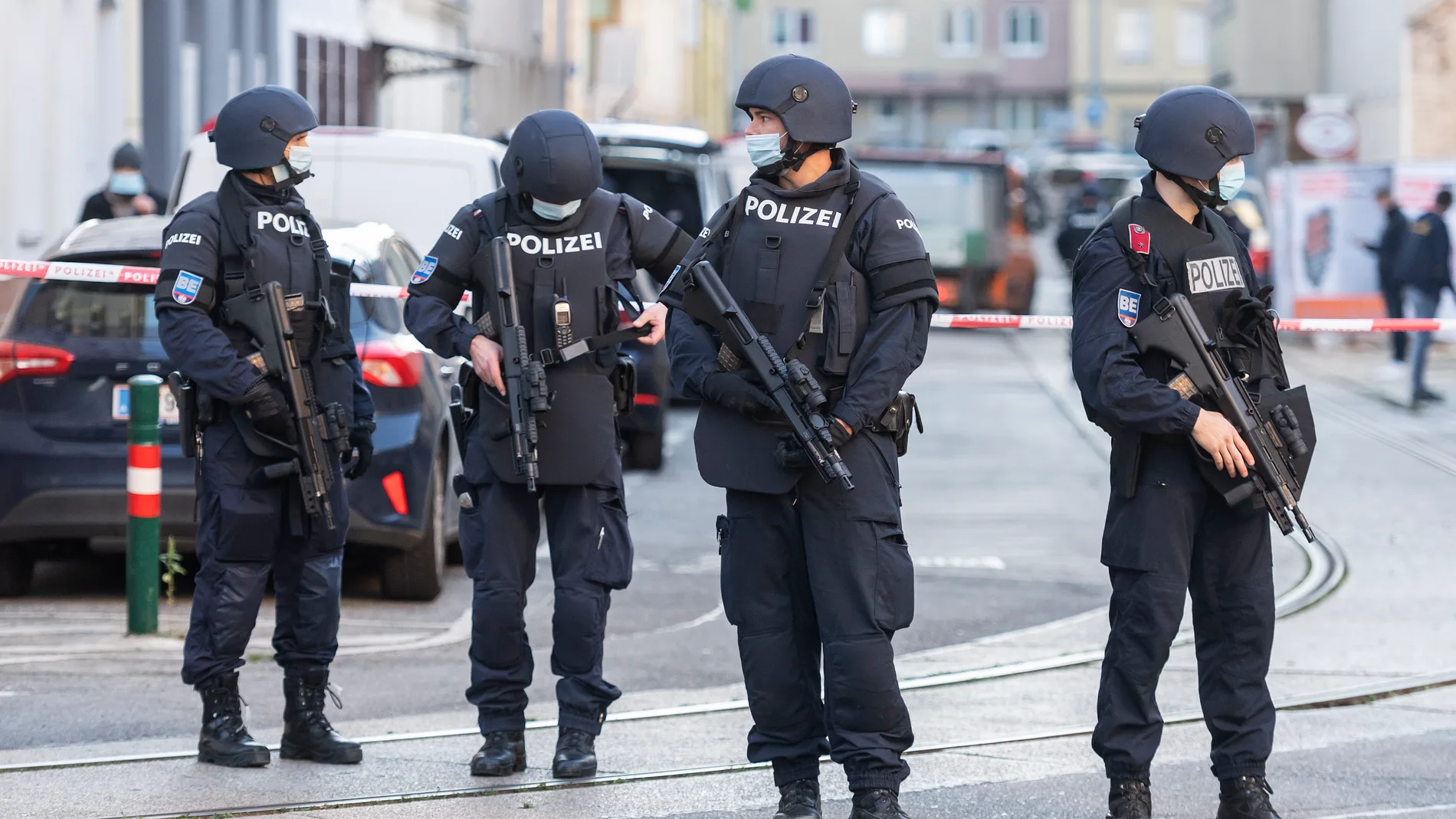 Agentes policiales tras el atentado de Viena perpetrado por un yihadista de Daesh EFE/EPA/FELIX HUBER