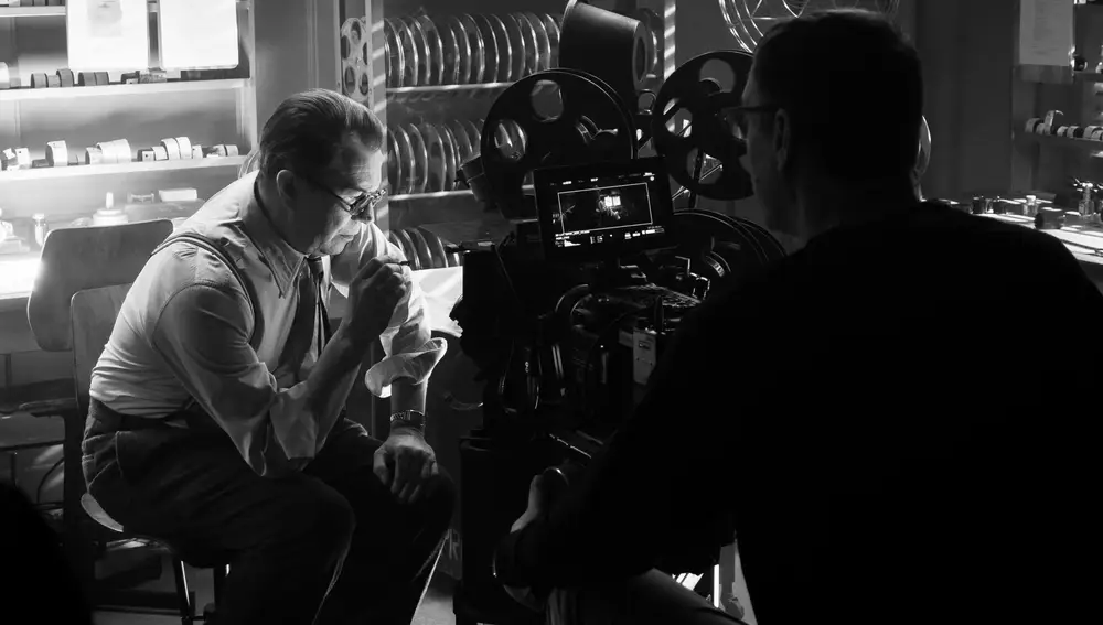 El actor Gary Oldman (i) habla con el director David Fincher (d), durante el rodaje de una escena de la película &quot;Mank&quot; que se estrenará el 4 de diciembre.