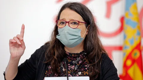 La vicepresidenta y Portavoz del Gobierno Valenciano, Mónica Oltra, durante la rueda de prensa posterior al Pleno del Consell