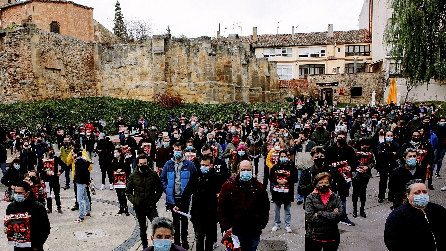 SORIA, 06/11/2020.- Cerca de un millar de profesionales de la hostelería se ha concentrado al mediodía de este viernes frente a la sede de la Delegación Territorial de la Junta en Soria, bajo el lema "SOS Hostelería", para asistir a la escenificación del funeral del sector, tras las nuevas medidas restrictivas decretadas por el Gobierno regional. EFE/ Wifredo Garcia