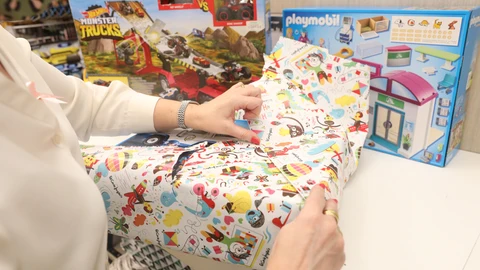 Una empleada envuelve un regalo en las instalaciones d El Corte Inglés Preciados (Madrid)