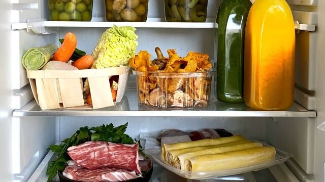 Una nevera con alimentos