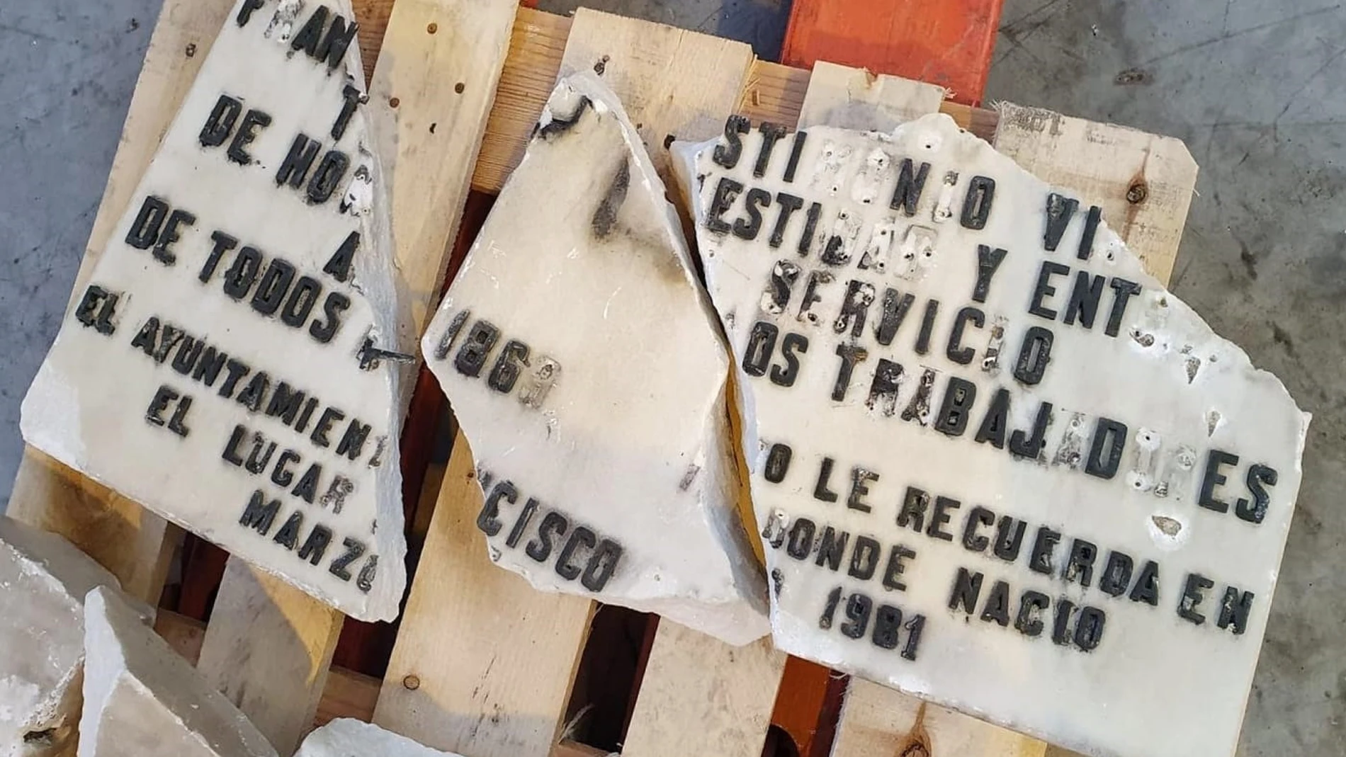 Placa dañada que fue retirada de la vivienda donde vivió Largo Caballero05/11/2020