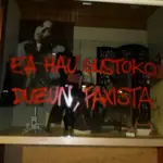 Comercio de la familia de Santiago Abascal atacado anoche con una pintada en euskera donde se puede leer: &quot;A ver si te gusta esto, fascista&quot;