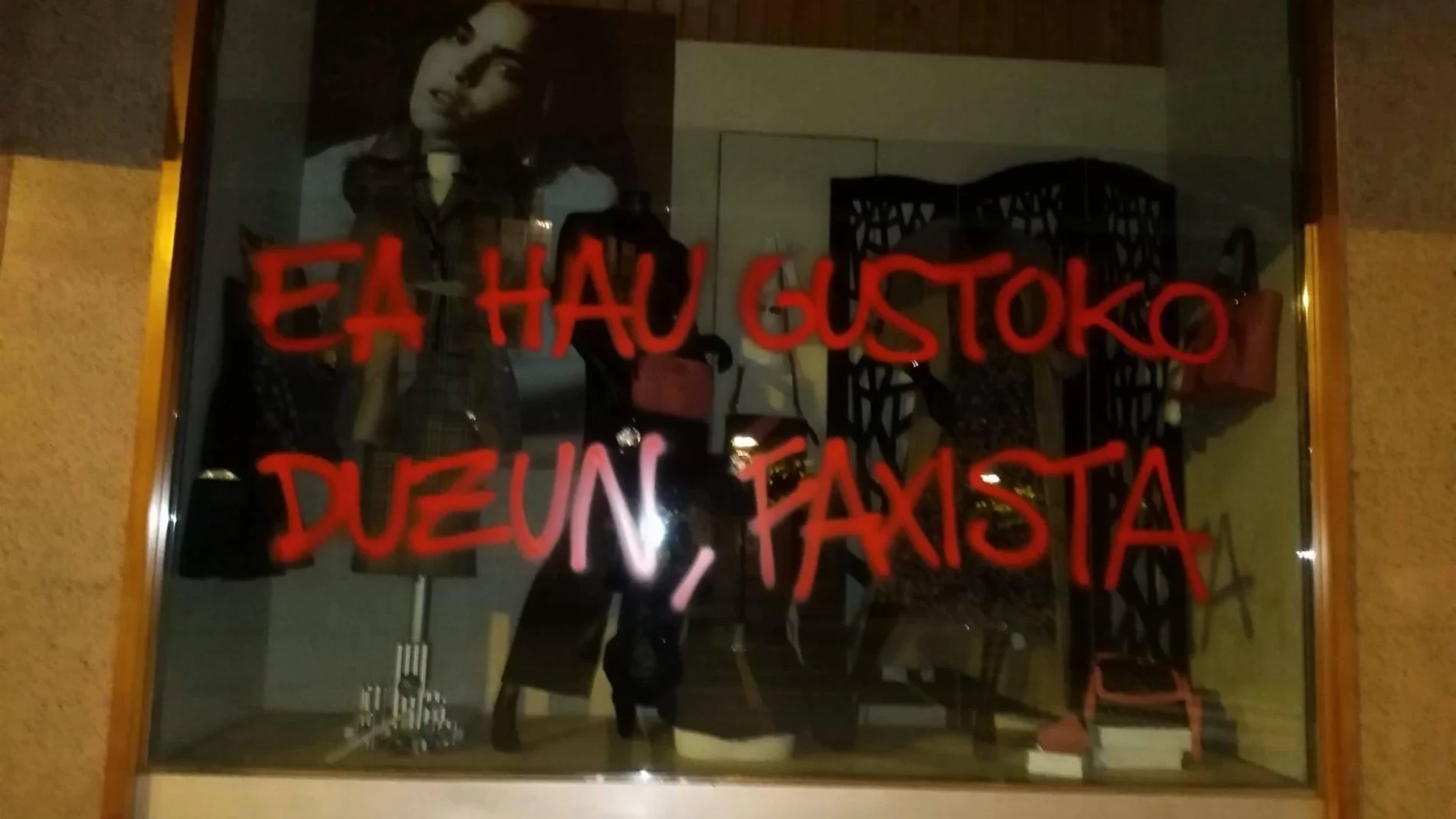Comercio de la familia de Santiago Abascal atacado anoche con una pintada en euskera donde se puede leer: "A ver si te gusta esto, fascista"