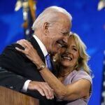 Joe Biden abraza a su mujer Jill Biden, en una imagen de archivo