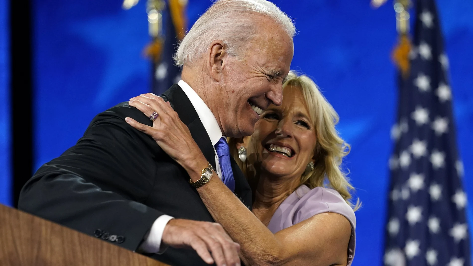 Joe Biden abraza a su mujer Jill Biden, en una imagen de archivo