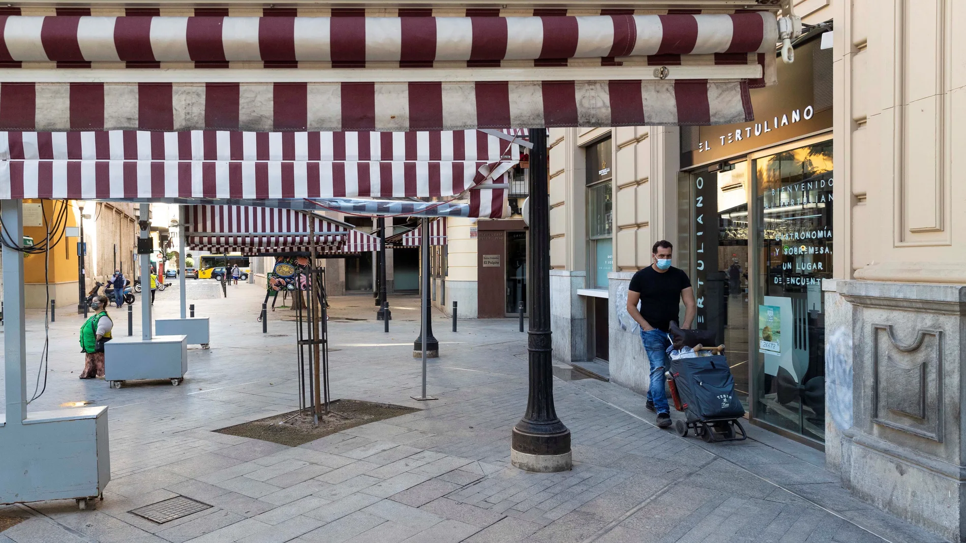 Terrazas de los restaurantes de la plaza de Santa Catalina de Murcia desiertas tras el cierre de la hostelería el pasado 7 de noviembre